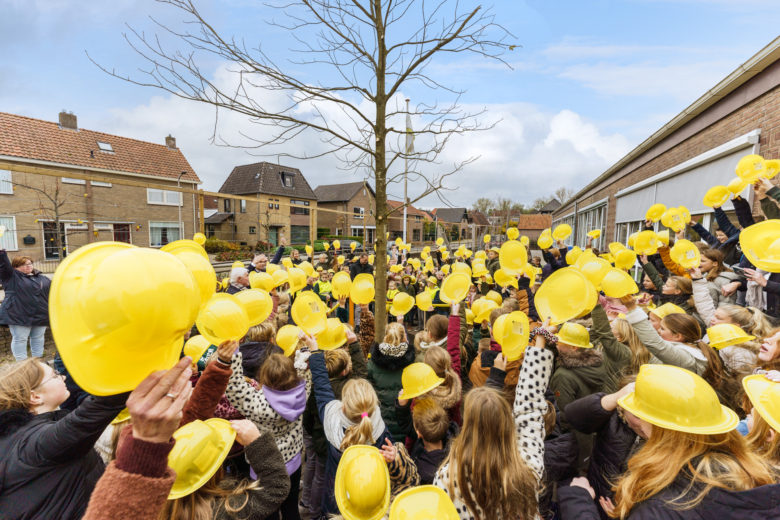 Eerste bomen van HEUTBOUW geplaatst bij basisscholen